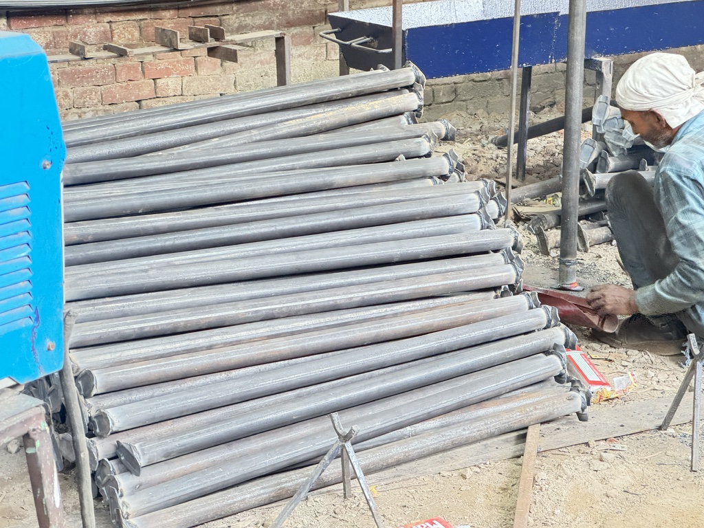 Worker with steel pipes
